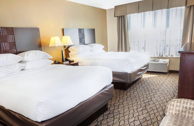 Bright & Airy Modern Bedroom! Pool & Gym Access