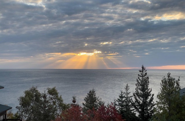 Bright, airy North Shore retreat with beautiful lake views