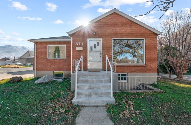 Bright and Airy Springville home with 4 bedrooms