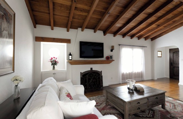 Bright and Charming Spanish 2bed/2 bath house with Office, Fully Fenced Backyard