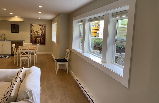 Bright and clean 2 bedroom basement suite. 10 minute walk to the ocean.