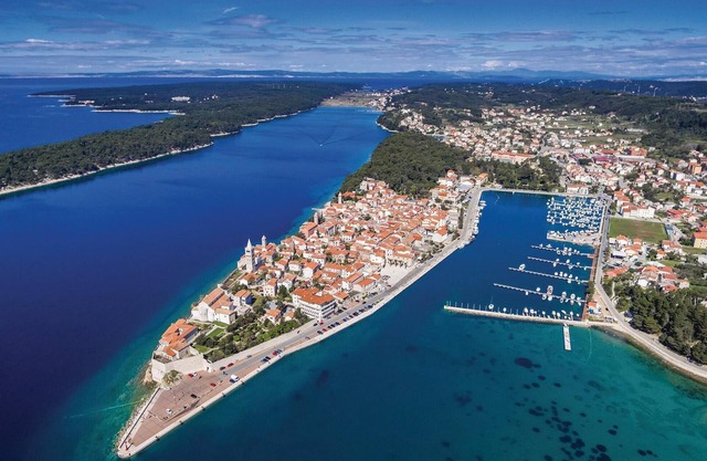 Bright and cosy holiday apartment with inviting communal pool near the beach!