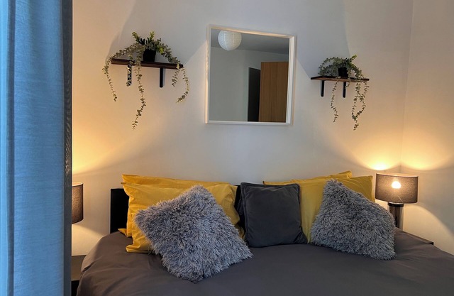 Bright and Cosy space near amenities and travel