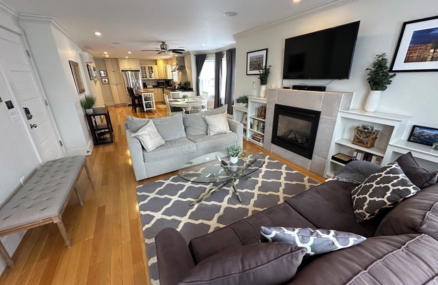 Bright and Open 2 Bed 1 Bath (Dog Friendly) Apartment in Broadway Neighborhood