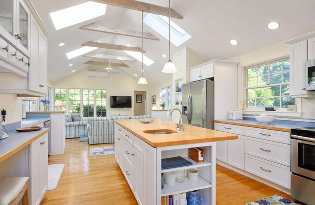Bright and Roomy 4 Bedroom Half Mile to Beach and 1 mile to Bike Trail AC and WIFI
