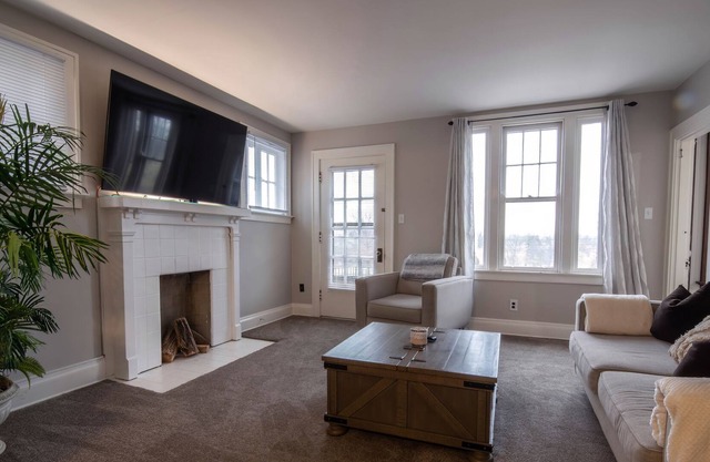 Bright and stylish 2- Bdroom in quiet neighborhood