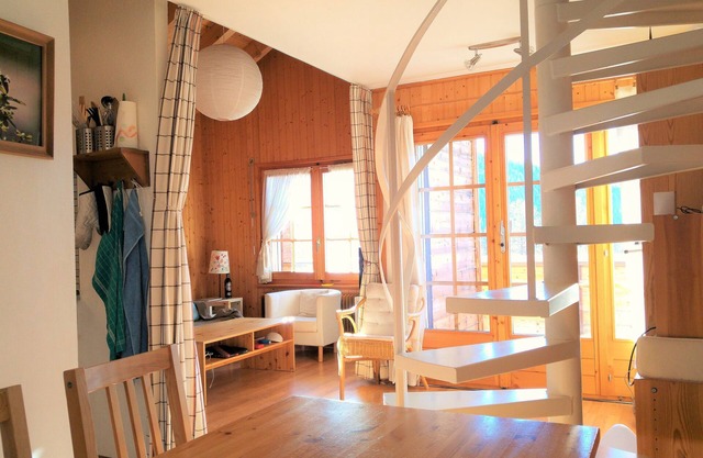 Bright and warm 3.5 room penthouse in the heart of the Valais Alps