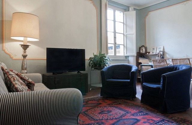 Bright apartment in medieval palace between Guinigi tower and the tower hours.