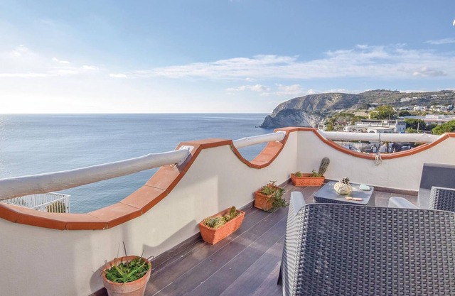 Bright apartment on the 1st floor of a small two-family house overlooking the sea and a few steps fr