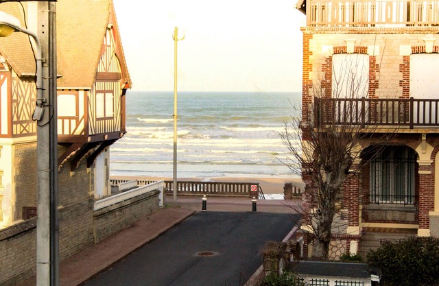 Bright apartment, partial sea view, 2 balconies, beach less than 50m away, center of Cabourg
