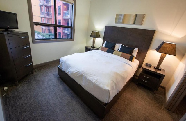 Bright Apartment with Pool View #423