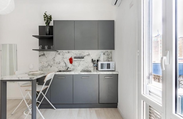 Bright Apt 600mt from Viale Zara!