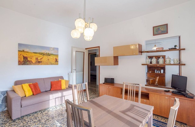 Bright apt with 2 bedrooms, balcony!