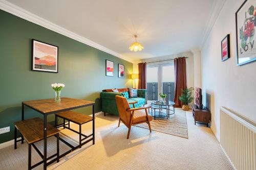 Bright Central 2 Bedroom Apartment