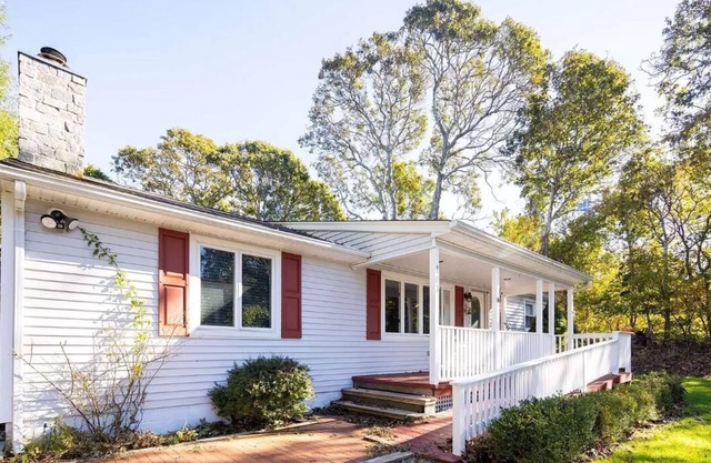 Bright, charming cottage with 3 bedrooms and WiFi near sound beach