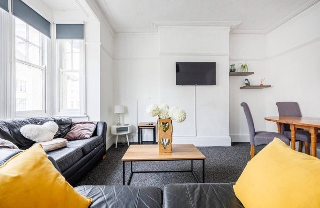 Bright & Comfy 2BR City Centre Nr High St by Everhome Ltd