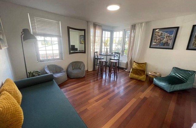 Bright Corner 1 bedroom, 2 blocks to Beach, w/Pool