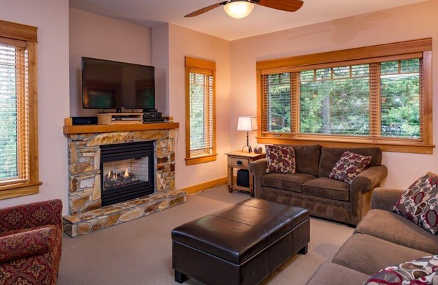 Bright corner suite, spacious layout!