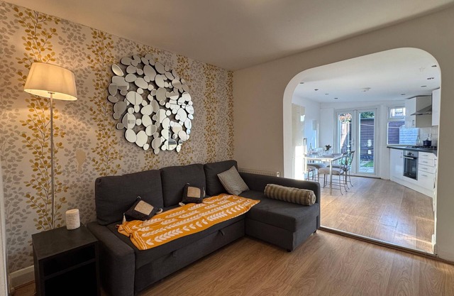 Bright & Cosy 2 bedroom house with great transport links- close to Heathrow