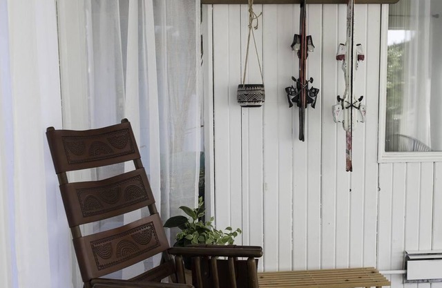 Bright & cozy suite with ping pong table, close to ski hill, beaches & trails