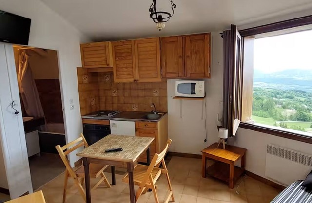 Bright 14m2 studio with unobstructed view