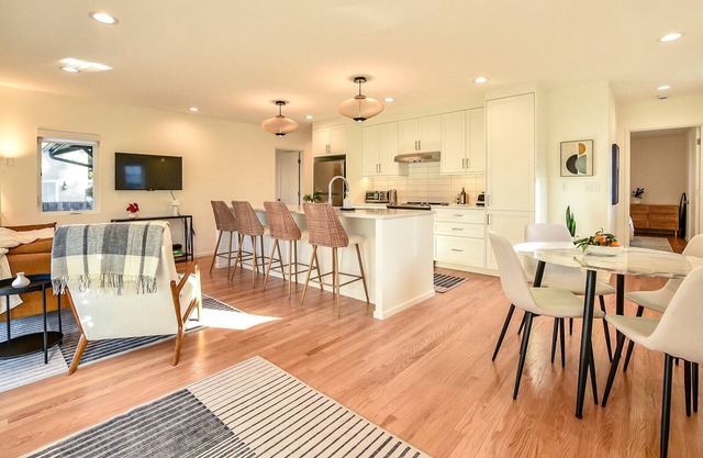 Bright, freshly renovated 2 bedroom, 2 bath house in SE nPortland, with AC.