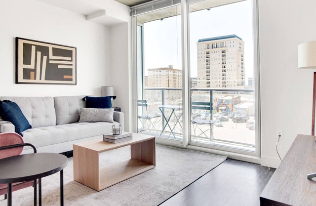 Bright Golden Triangle 1BR w/ Gym & Pool nr Art Museum, by Blueground