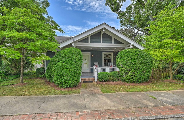 Bright Greensboro Escape ~ 1 Mi to Downtown