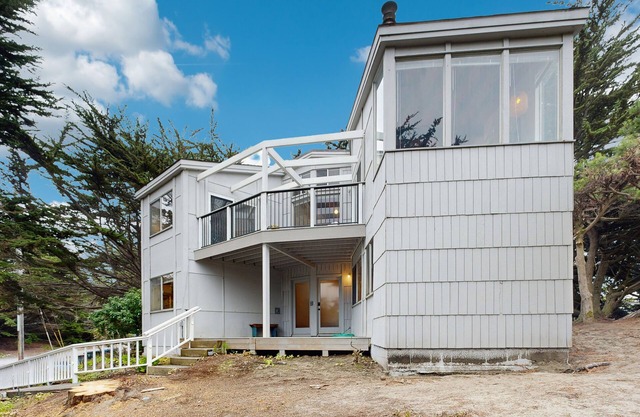 Bright Home 800 Feet from Salmon Creek Beach w/Wood Stove & Pool Table