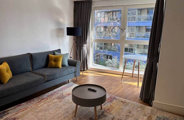 Bright&Modern Flat with Balcony/3mins to Station