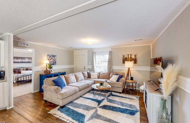 Bright & Modern Home - Large yard and Firepit