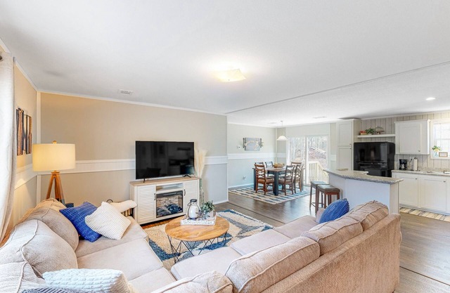 Bright & Modern Home - Large yard and Firepit