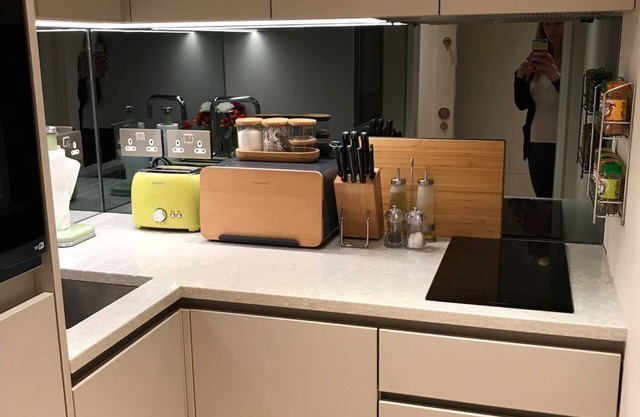 Bright modern London flat with brilliant transport to everywhere!
