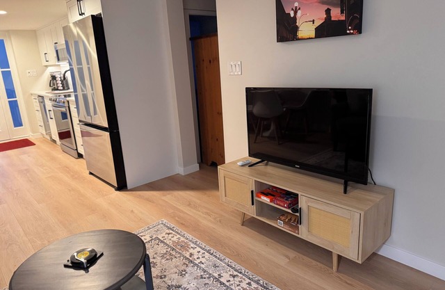 Bright, Modern Suite with Full Kitchen– Private, Central location, Pet Friendly