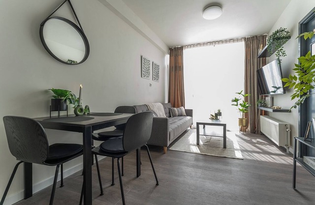 Bright space for 2 guests with Wi-Fi, TV, washing machine, and free parking.