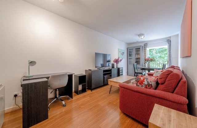 Bright & Spacious 1-bed Flat in Kensington Olympia