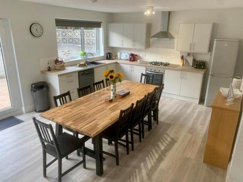 Bright, Spacious 5-Bed, 4-Bathroom home on Loch Soy