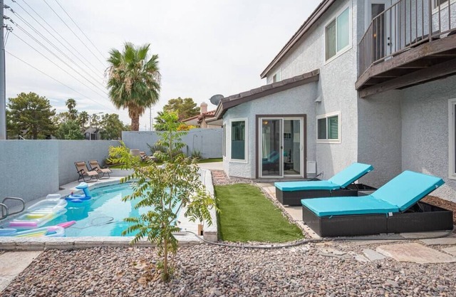 Bright, Spacious, and Secluded Pool Getaway! Fall in Love in Las Vegas
