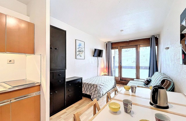 Bright studio central with balcony and pool