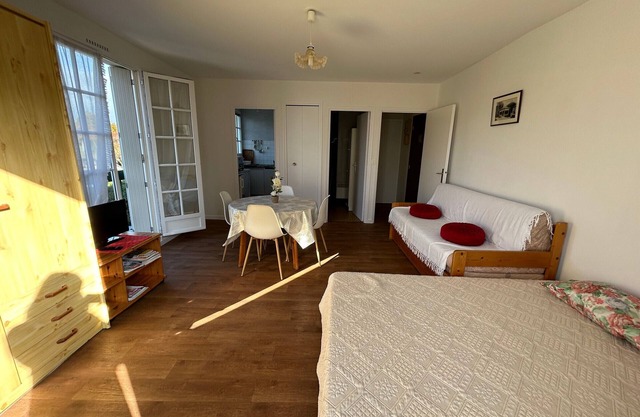 Bright studio downtown with balcony