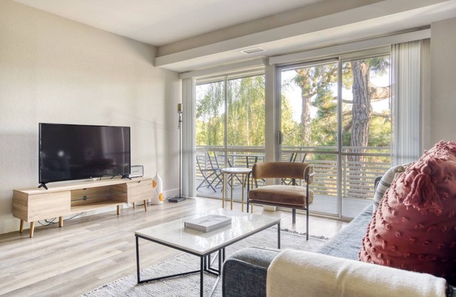 Bright Sunnyvale 1BR w/W/D, Pool & Gym, near Safeway, by Blueground