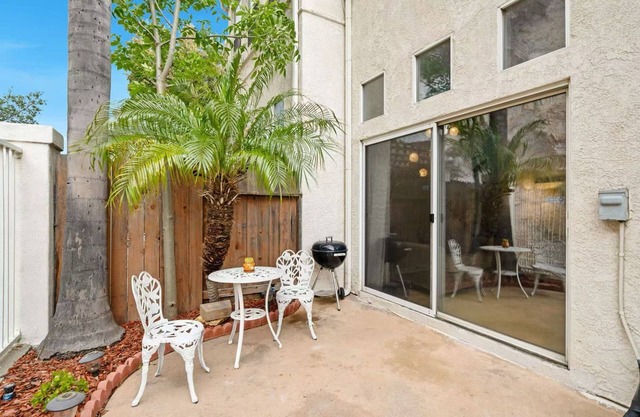 Bright Townhome Retreat With Private Patio Walk Trails