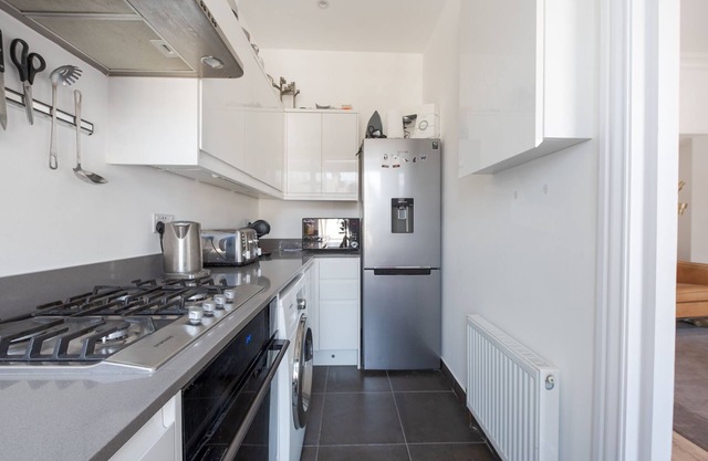Bright two bedroom flat in fashionable Fulham by UnderTheDoormat