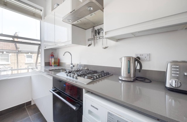 Bright two bedroom flat in fashionable Fulham by UnderTheDoormat