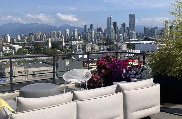 Bright two bedroom Kitsilano condo-Crazy city views!