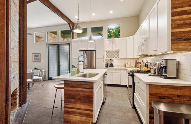 Bright Victorian House w Heated Pool 6br|4ba