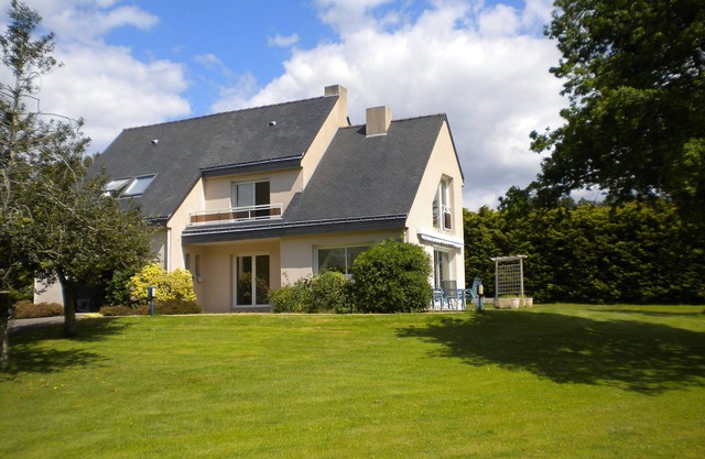 Bright villa set in 3000 m2 of wooded grounds 300 metres from the beach