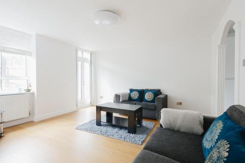 Bright & welcoming garden flat sleeps 6 in style