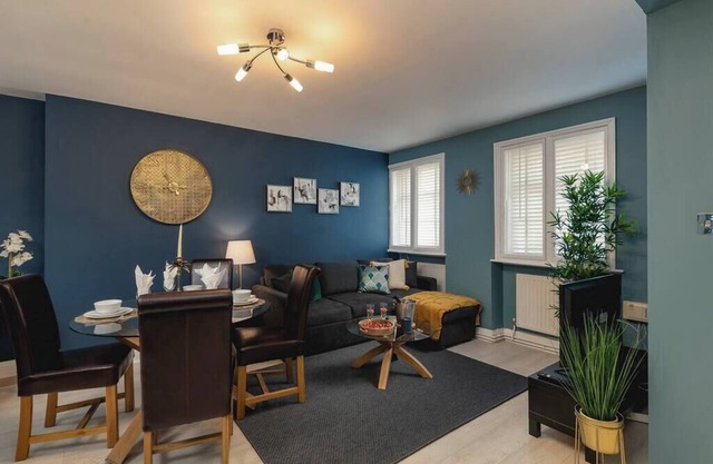 Brighton 2BR Seaside Flat | Patio, Near i360 Lanes