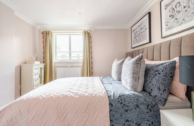 Brilliant Family Townhouse with AC BY By Buckingham Palace - Sleeps 8